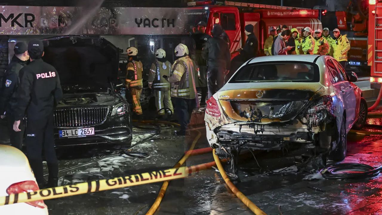 İstanbul Beşiktaş'ta milyonluk yangın! 15 lüks araç küle döndü