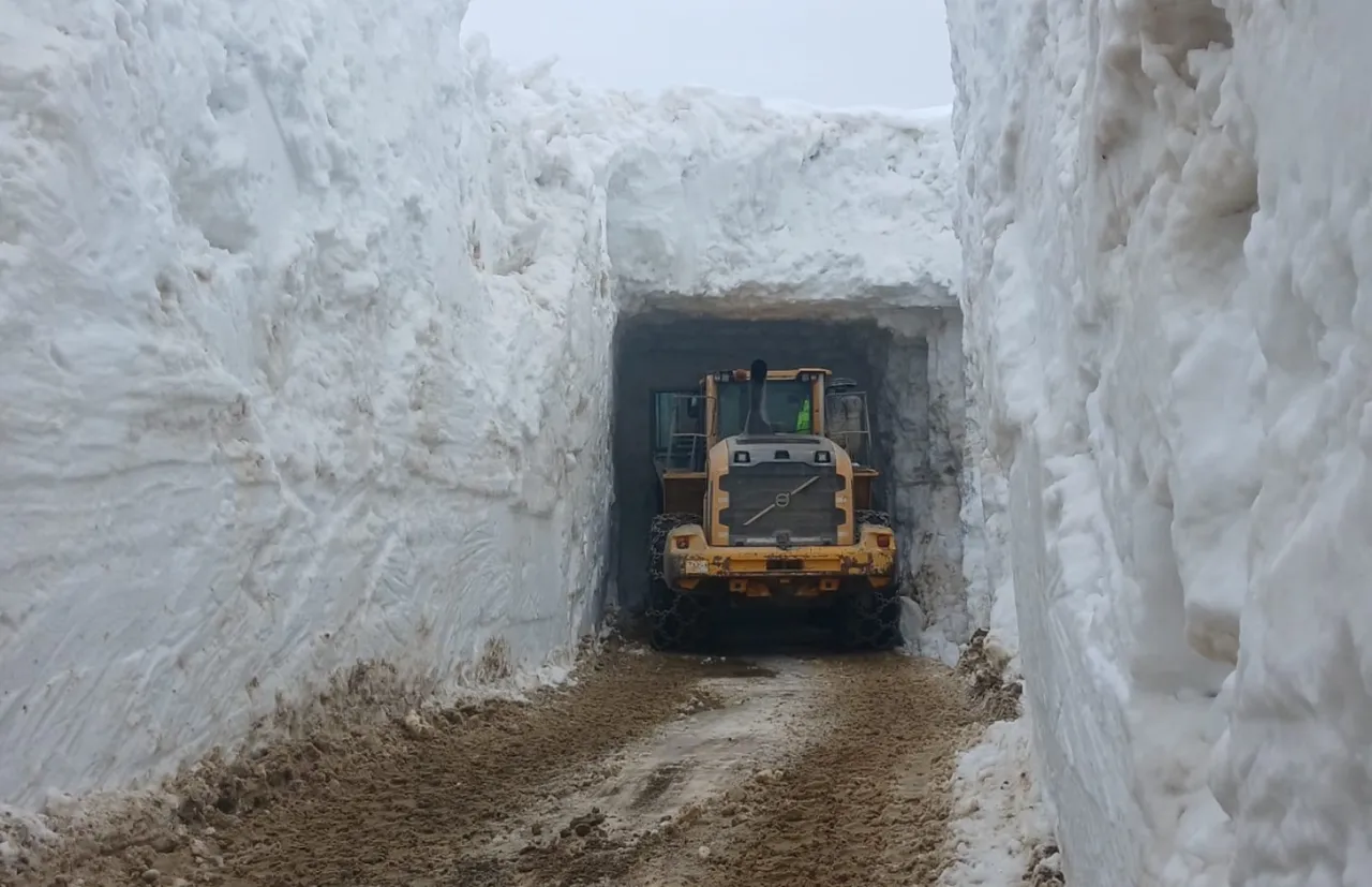 Nisan ayında 4 metrelik kar! Ekipler 7/24 çalışıyor 