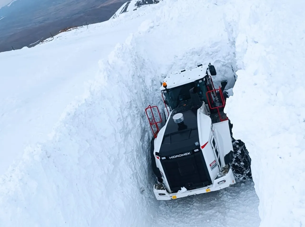 Nisan ayında 4 metrelik kar! Ekipler 7/24 çalışıyor