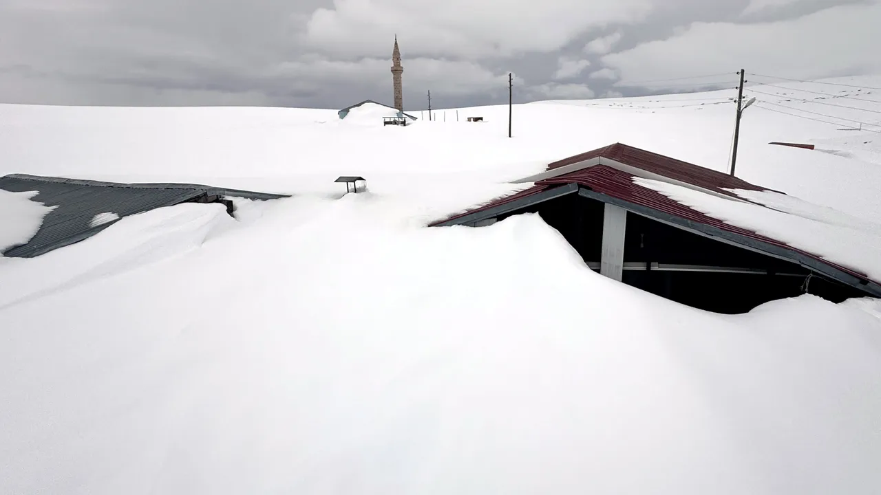 Nisan ayında kışı yaşadılar! Bölge buz kesti, evler kara gömüldü