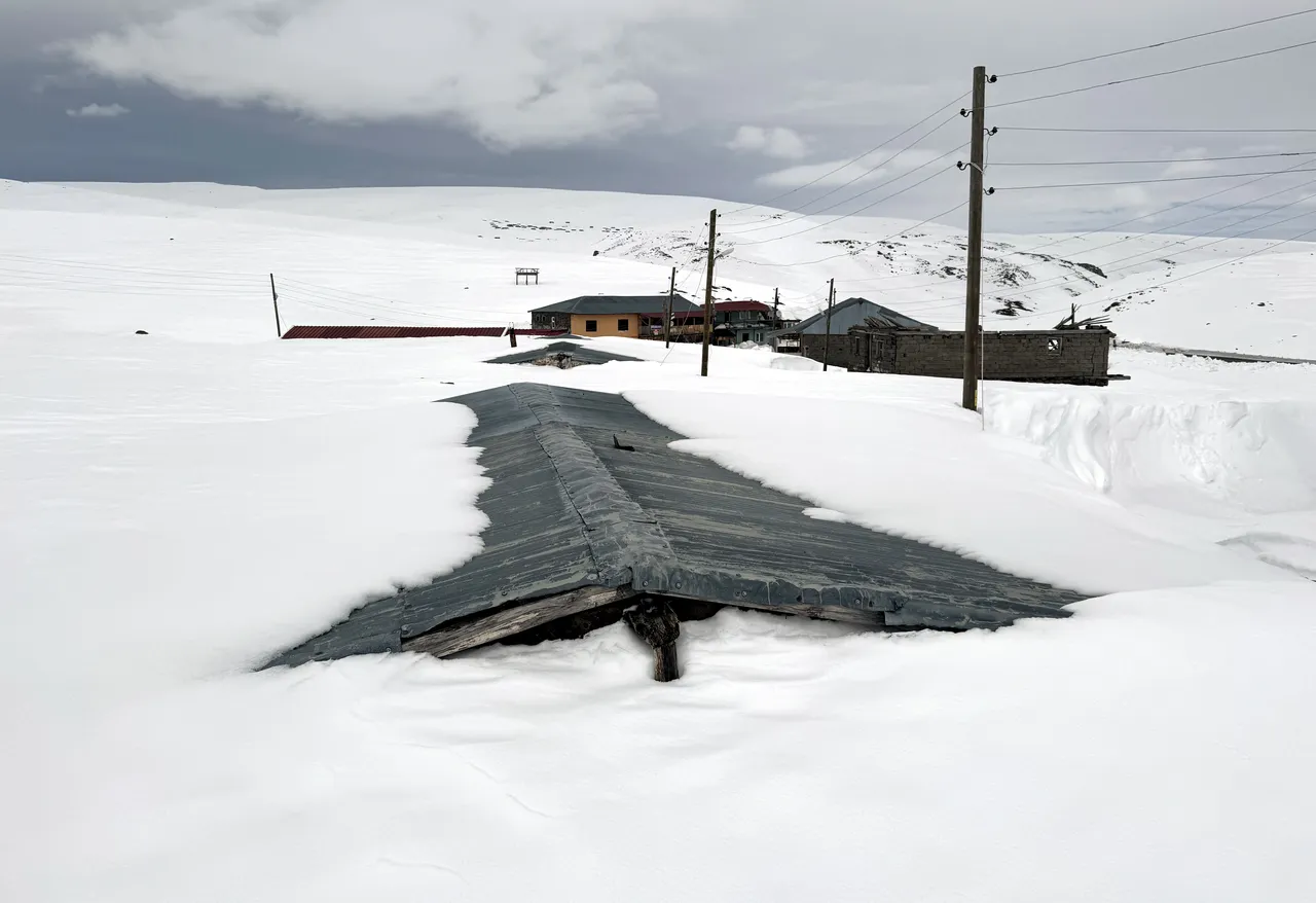 Nisan ayında kışı yaşadılar! Bölge buz kesti, evler kara gömüldü