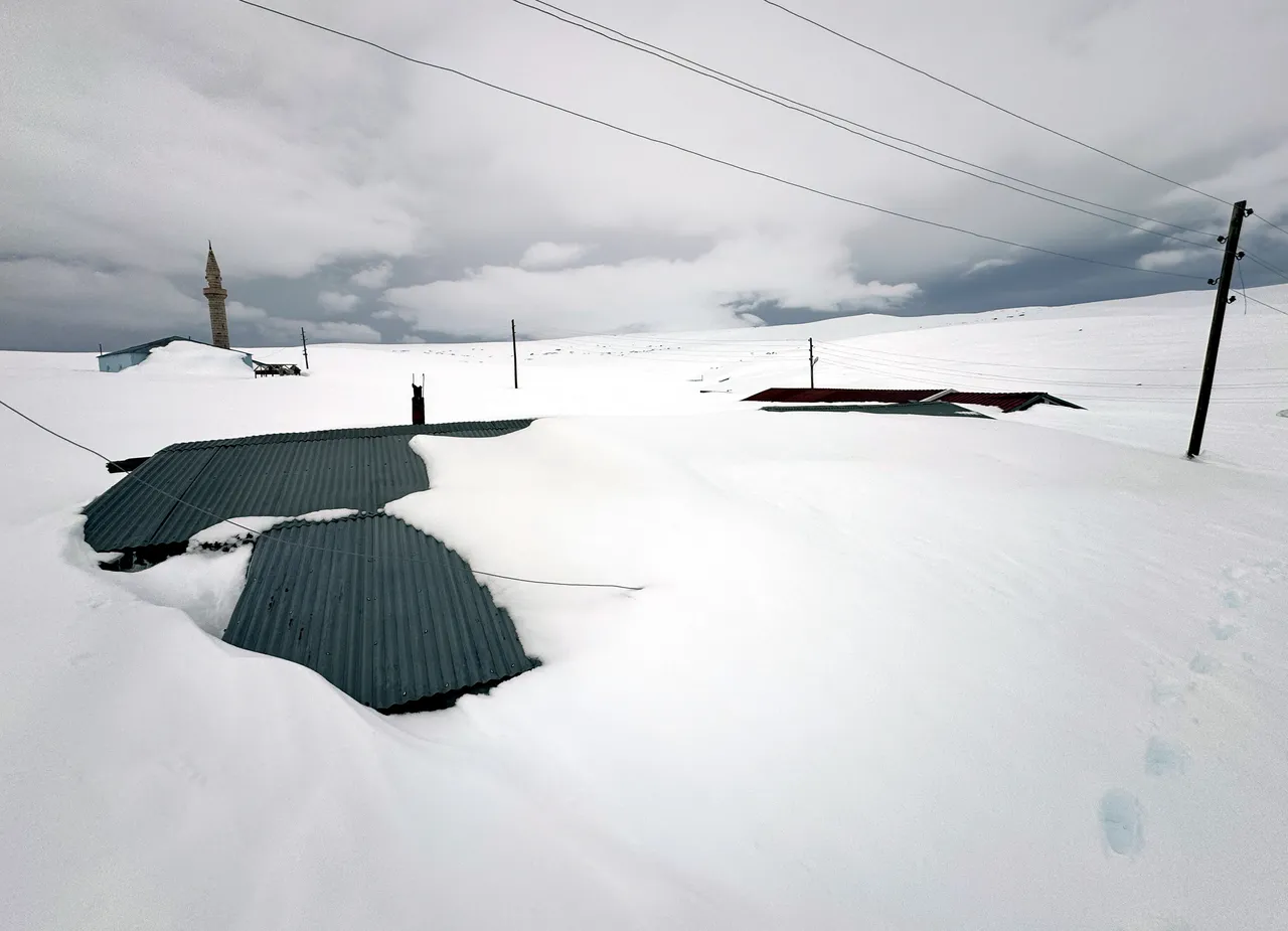 Nisan ayında kışı yaşadılar! Bölge buz kesti, evler kara gömüldü