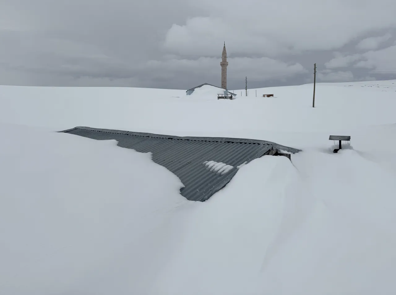 Nisan ayında kışı yaşadılar! Bölge buz kesti, evler kara gömüldü