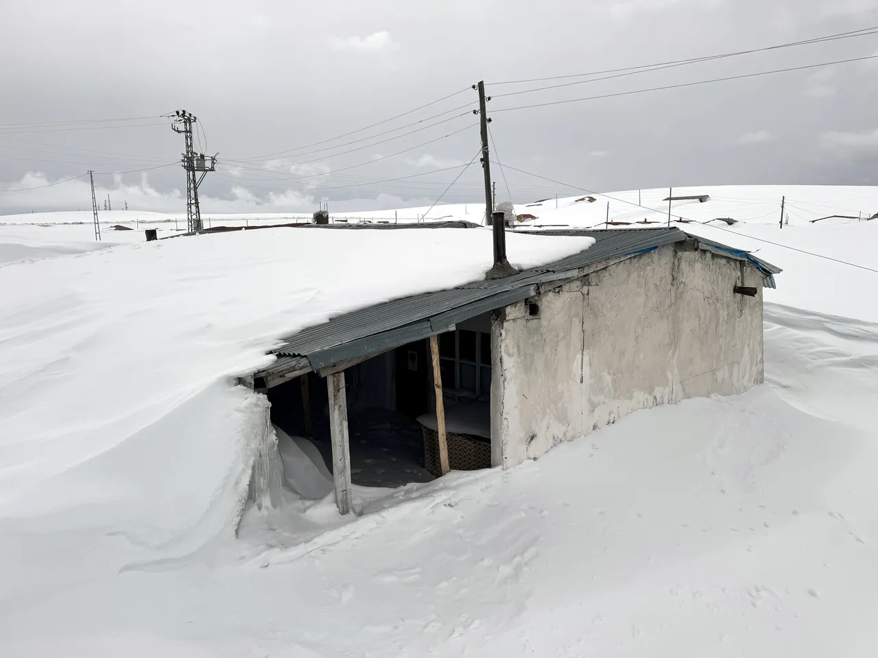 Nisan ayında kışı yaşadılar! Bölge buz kesti, evler kara gömüldü