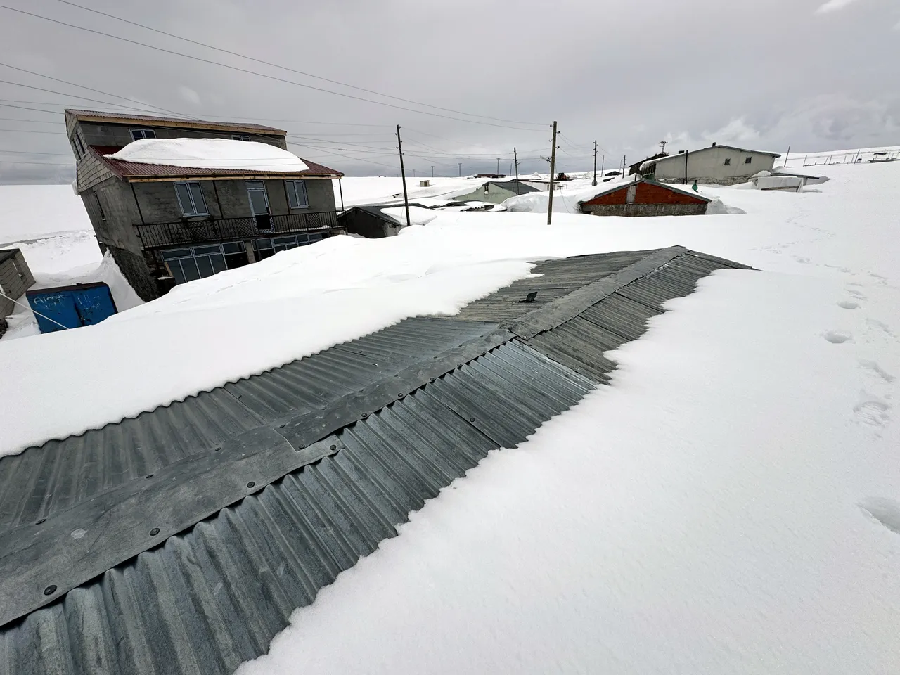 Nisan ayında kışı yaşadılar! Bölge buz kesti, evler kara gömüldü