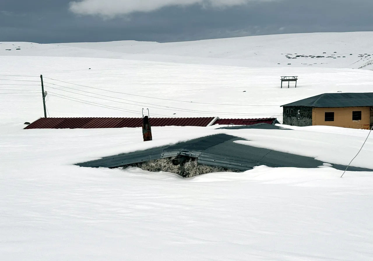 Nisan ayında kışı yaşadılar! Bölge buz kesti, evler kara gömüldü