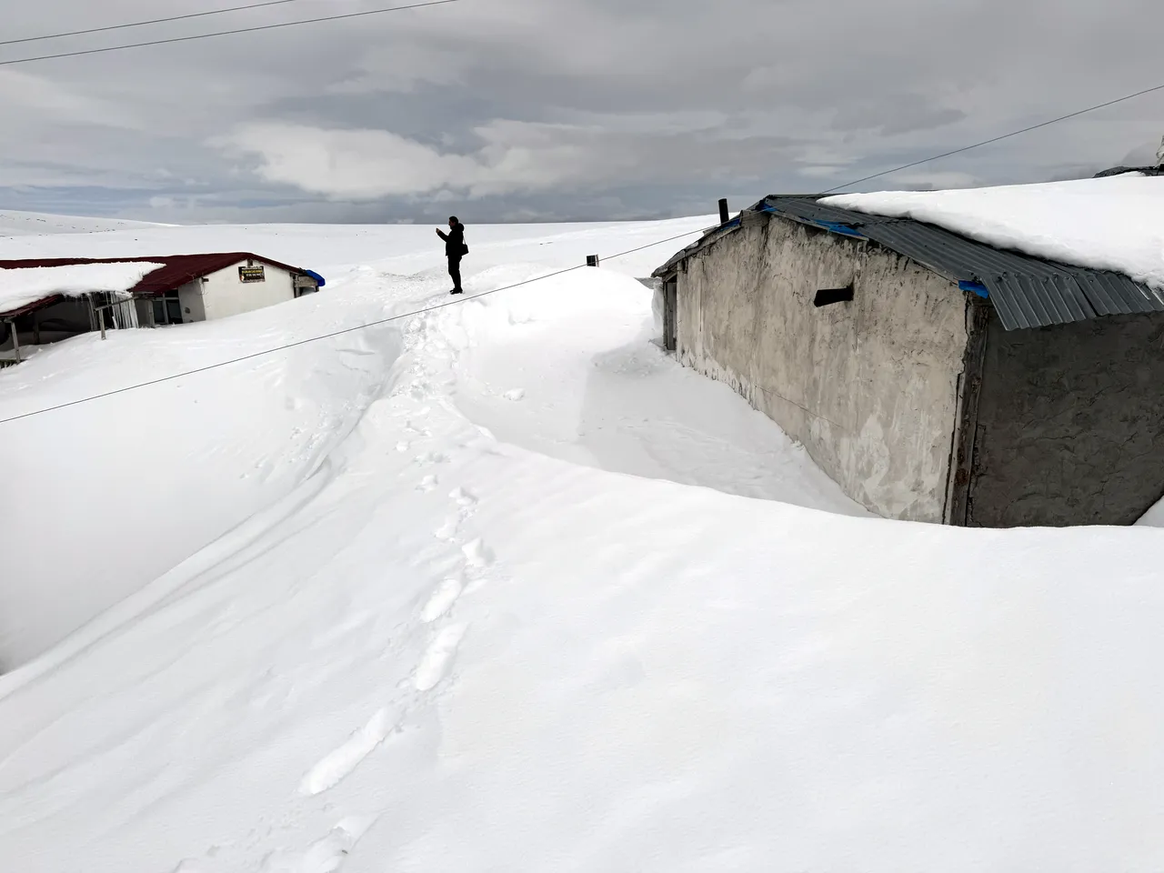 Nisan ayında kışı yaşadılar! Bölge buz kesti, evler kara gömüldü