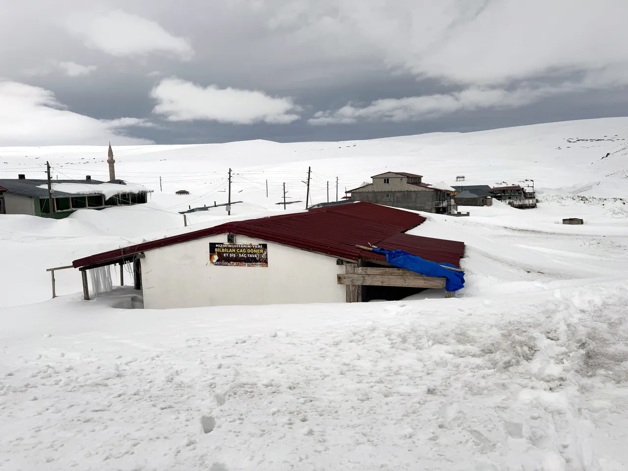Nisan ayında kışı yaşadılar! Bölge buz kesti, evler kara gömüldü