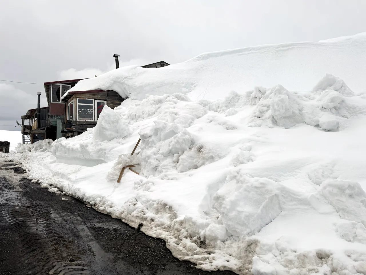 Nisan ayında kışı yaşadılar! Bölge buz kesti, evler kara gömüldü