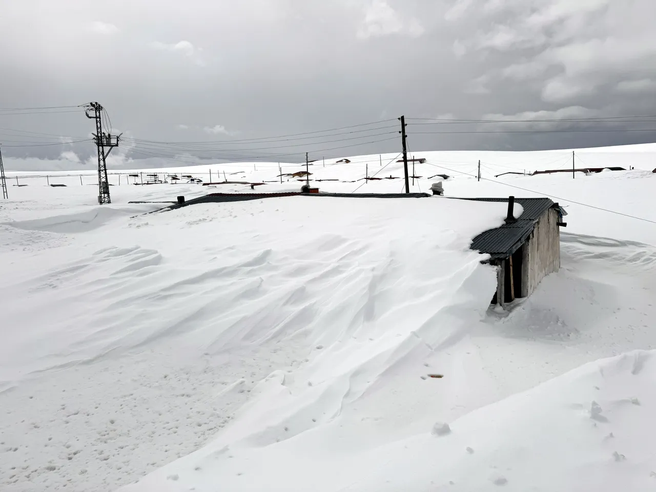 Nisan ayında kışı yaşadılar! Bölge buz kesti, evler kara gömüldü