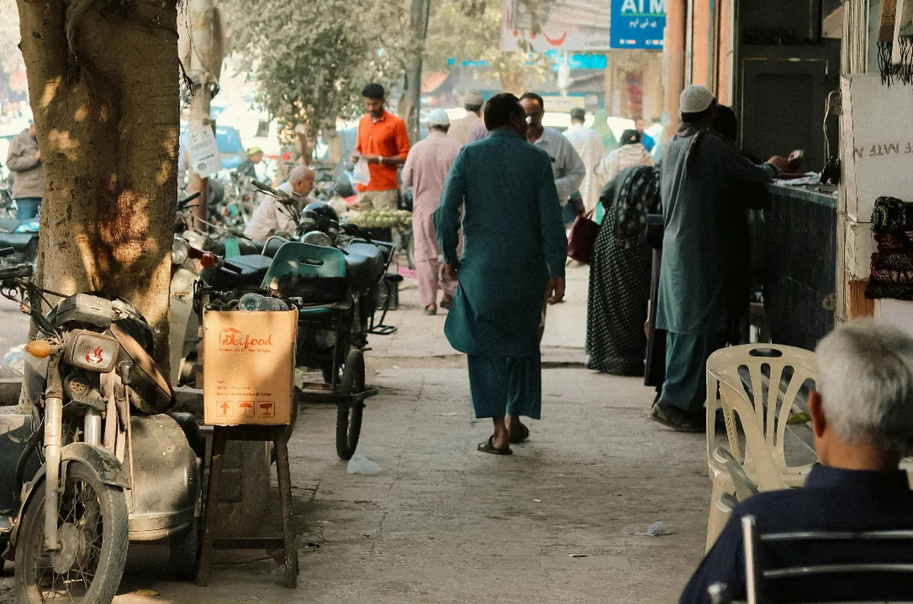 Pakistan'da enerji krizi! Market ve AVM’ler için kritik karar