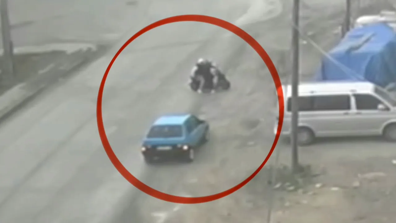 Samsun'da kaza atlatan sürücü geri dönüp motosiklete çarptı! O anlar kamerada