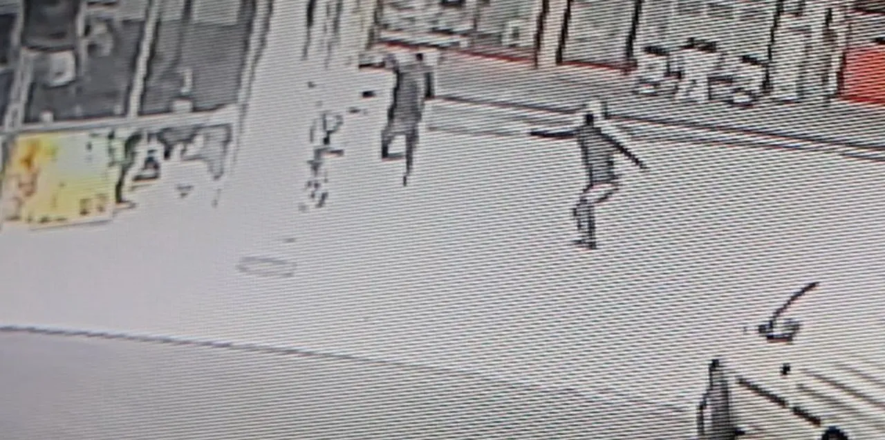 Silahlı saldırıya elindeki çakmağı fırlatarak karşılık verdi! O anlar kamerada