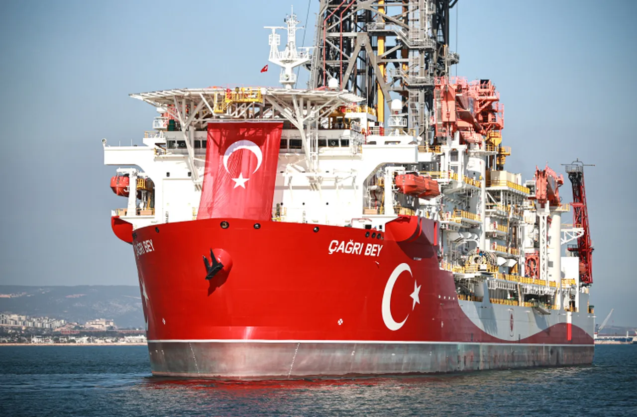 Derin denizde 12 bin metreye kadar sondaj yapabilen “7. nesil ultra derin deniz sondaj gemisi” olarak adlandırılan Çağrı Bey, 228 metre uzunluğa, 114 metre yüksekliğe ve 42 metre genişliğe sahip. Helikopter pisti bulunan gemi, ayrıca 200 personele hayat alanı da sunuyor.