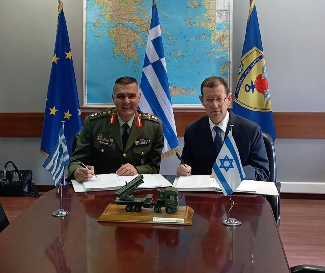 İsrail Savunma Bakanlığı, Yunan ordusuna Elbit Systems tarafından üretilen PULS tipi çoklu roketatar sistemleri tedarik edilmesini sağlamak için 2,3 milyar şekel (Yaklaşık 757,84 milyon dolar) değerinde anlaşma imzalandı.