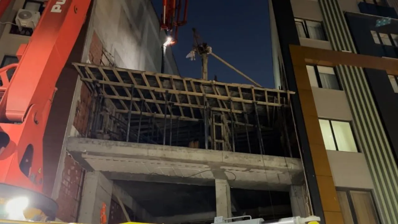 Zeytinburnu’nda 5 katlı binanın duvarı çöktü! Vatandaşlar sokağa döküldü