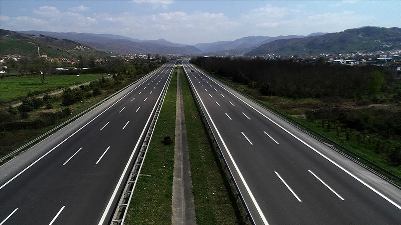 Bölünmüş yolda hedef 38 bin kilometre! Otoyol ağı da 4330 kilometreye ulaşacak