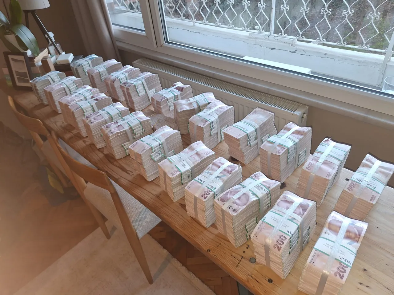 Operasyonda belirlenen adreslerde yapılan aramalarda valiz içerisinde 4 milyon 500 bin lira lira para, soğuk cüzdan ile çok sayıda dijital materyale de el konuldu.