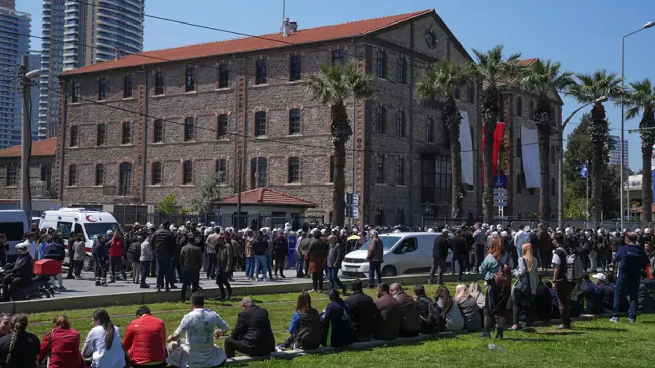 CHP'nin İzmir'de bina çelişkisi: Adıgüzel'e peşkeş, Vakıflar'a itiraz