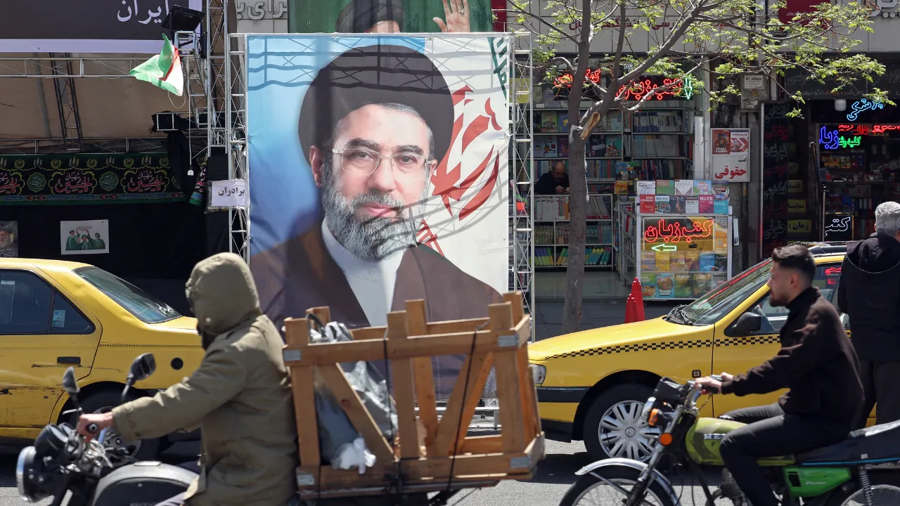 İngiliz basınından flaş Hamaney iddiası! Kum'u işaret ettiler