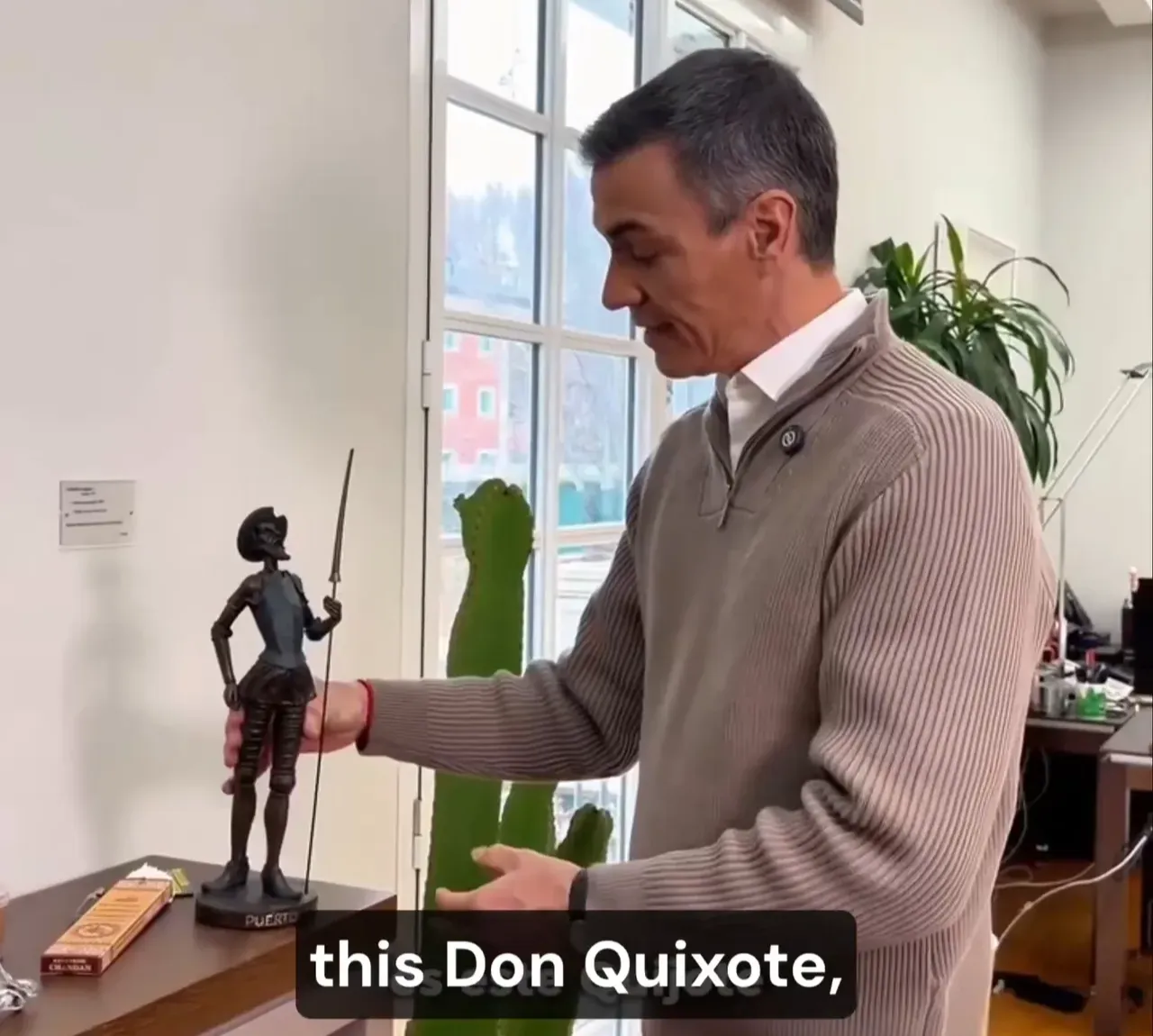 İspanya Başbakanı Sanchez en değerli 3 eşyasını paylaştı! Ofisteki Filistin detayı dikkat çekti