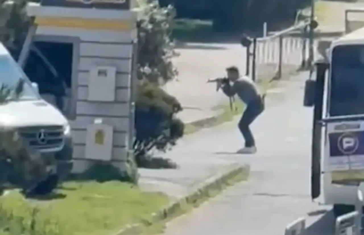 Bir sivil polis memuru, teröristlere uzun namlulu silahla karşılık verdi.