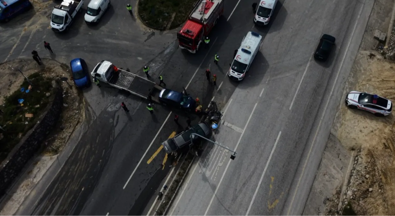 Kavşakta feci kaza! Araçlarda sıkışan sürücüleri itfaiye kurtardı