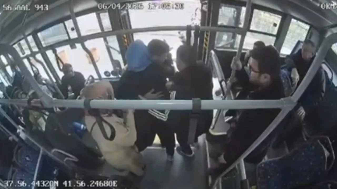 Otobüs şoföründen alkışlanacak hareket! Fenalaşan yolcuyu hastaneye yetiştirdi