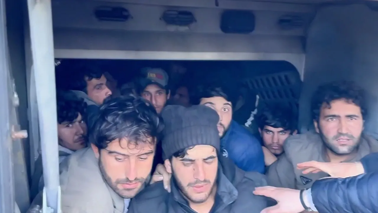 Otobüsün bagajından 52 kaçak göçmen çıktı! Görüntü inanılmaz