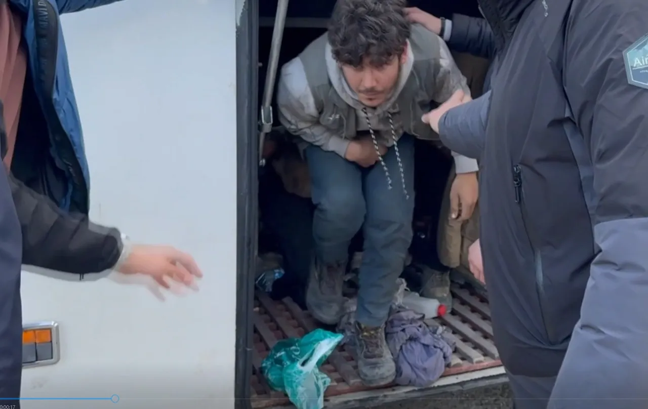 Otobüsün bagajından 52 kaçak göçmen çıktı! Görüntü inanılmaz