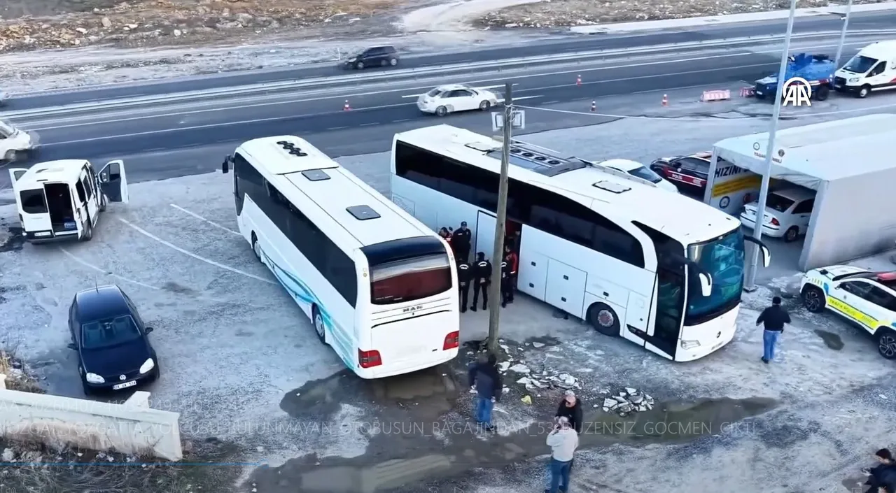 Otobüsün bagajından 52 kaçak göçmen çıktı! Görüntü inanılmaz