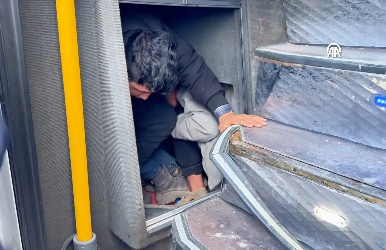 Otobüsün bagajından 52 kaçak göçmen çıktı! Görüntü inanılmaz