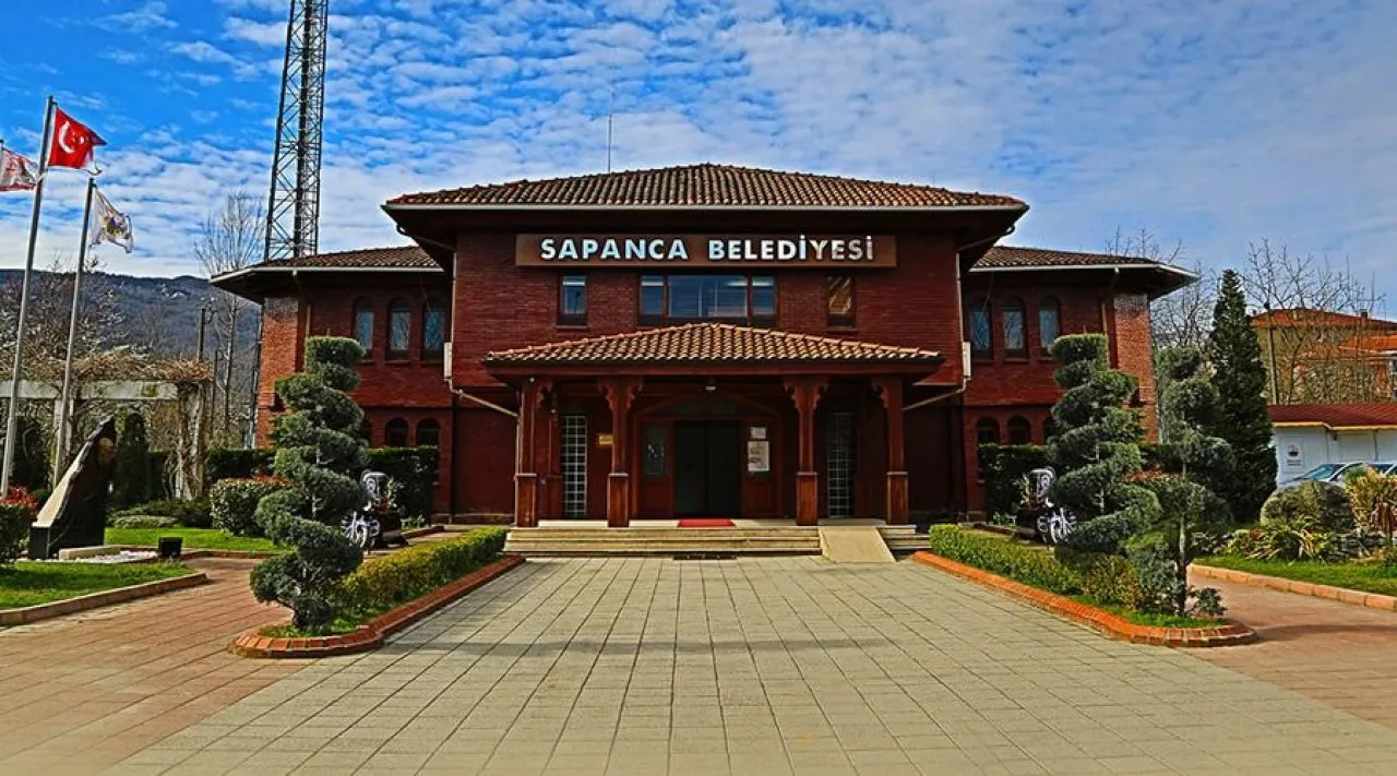 Sapanca Belediye Başkan Yardımcısı Şevki Burak Koç, görevlerinden ve partisinden istifa etti