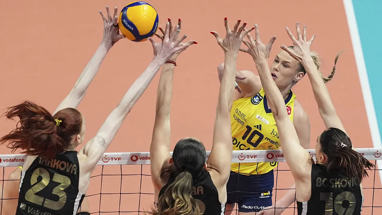 VakıfBank, Fenerbahçe'ye set vermedi