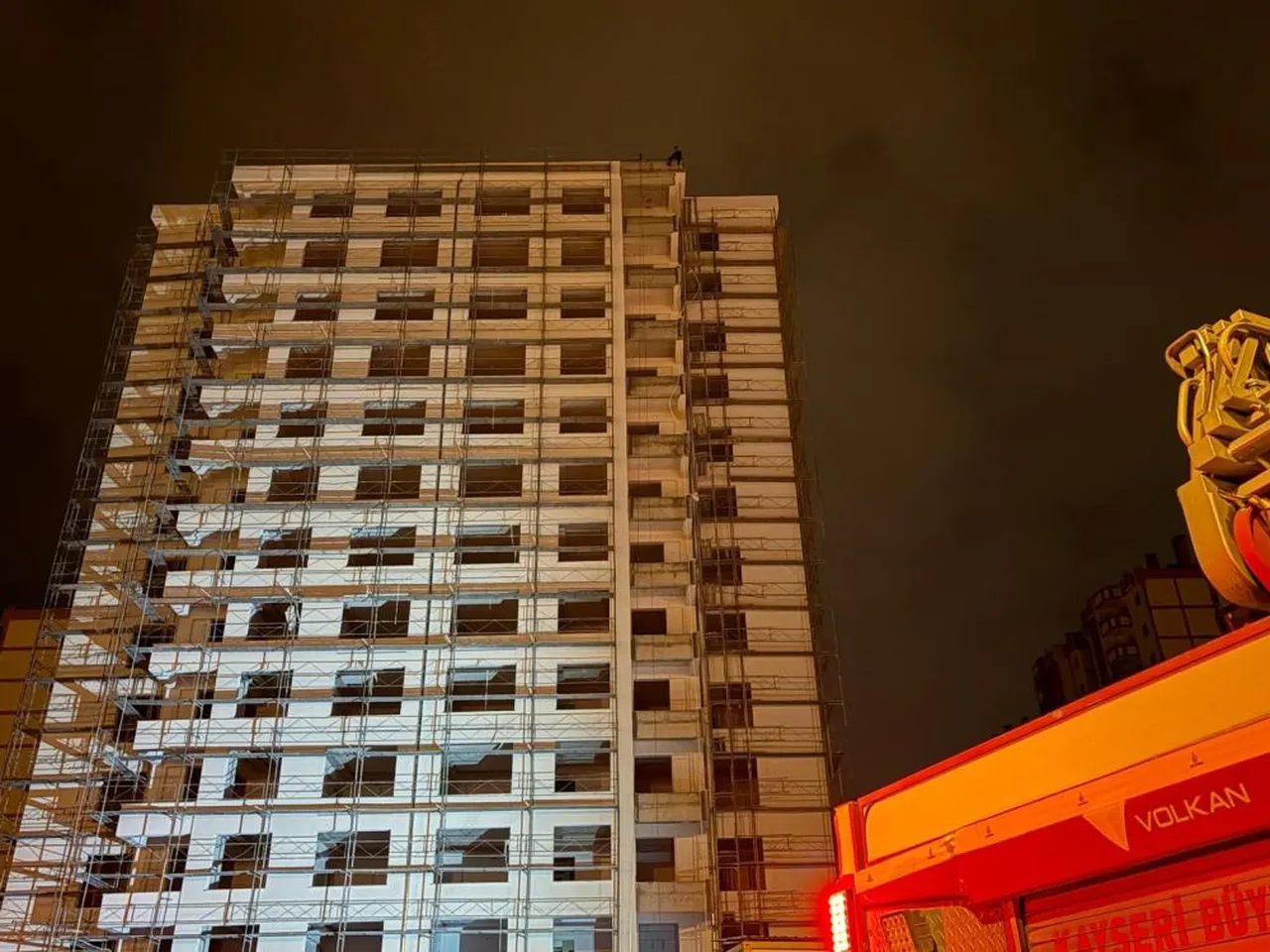 14 katlı inşaatın çatısına çıktı! Saatler sonra ikna edilerek indirildi