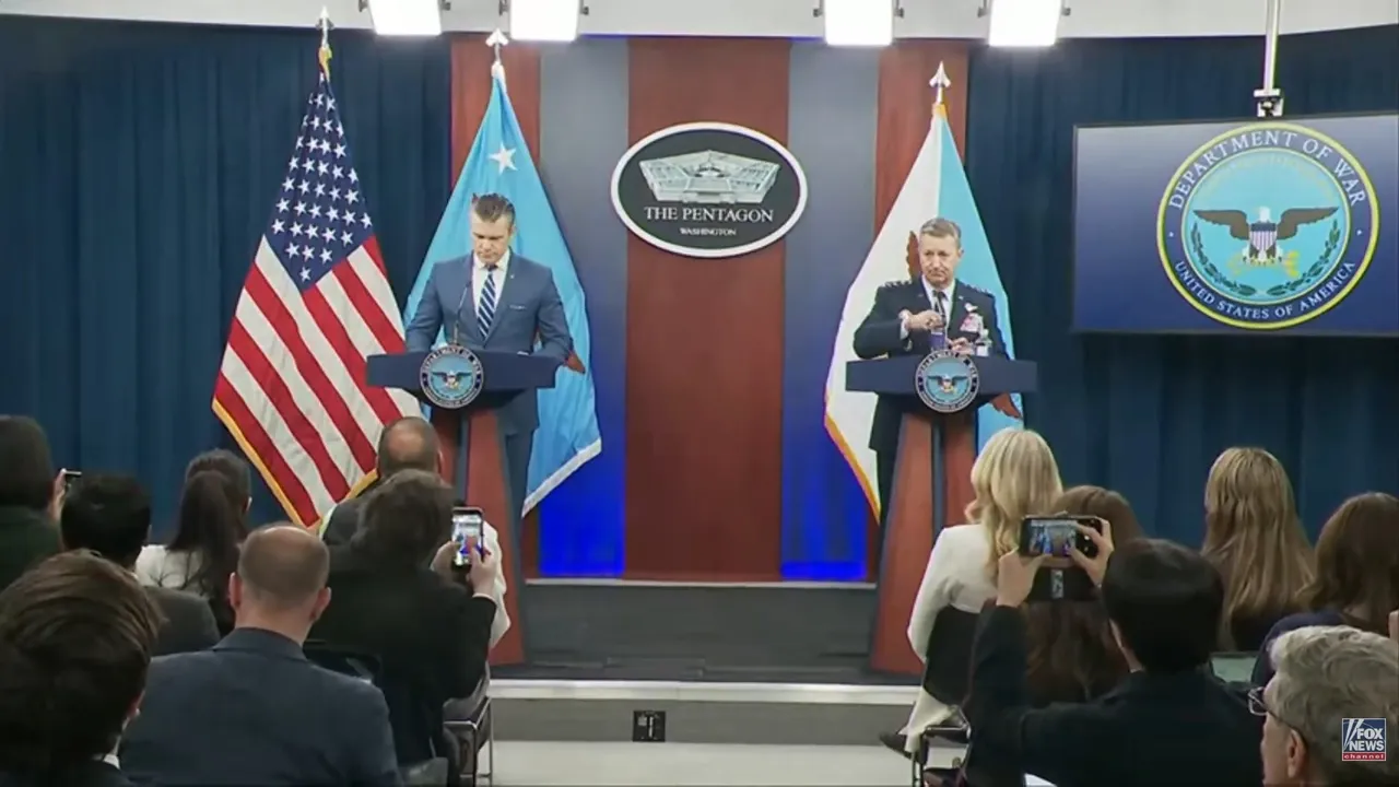 ABD Savunma Bakanı'ndan İran'a çağrı: "Nükleer silahlarınızı verin, yoksa vururuz"