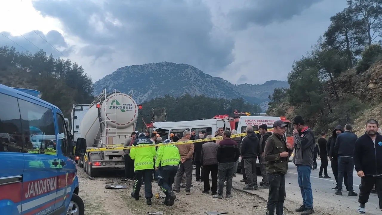 Antalya- Isparta karayolunda kaza! Çok sayıda ölü ve yaralı var