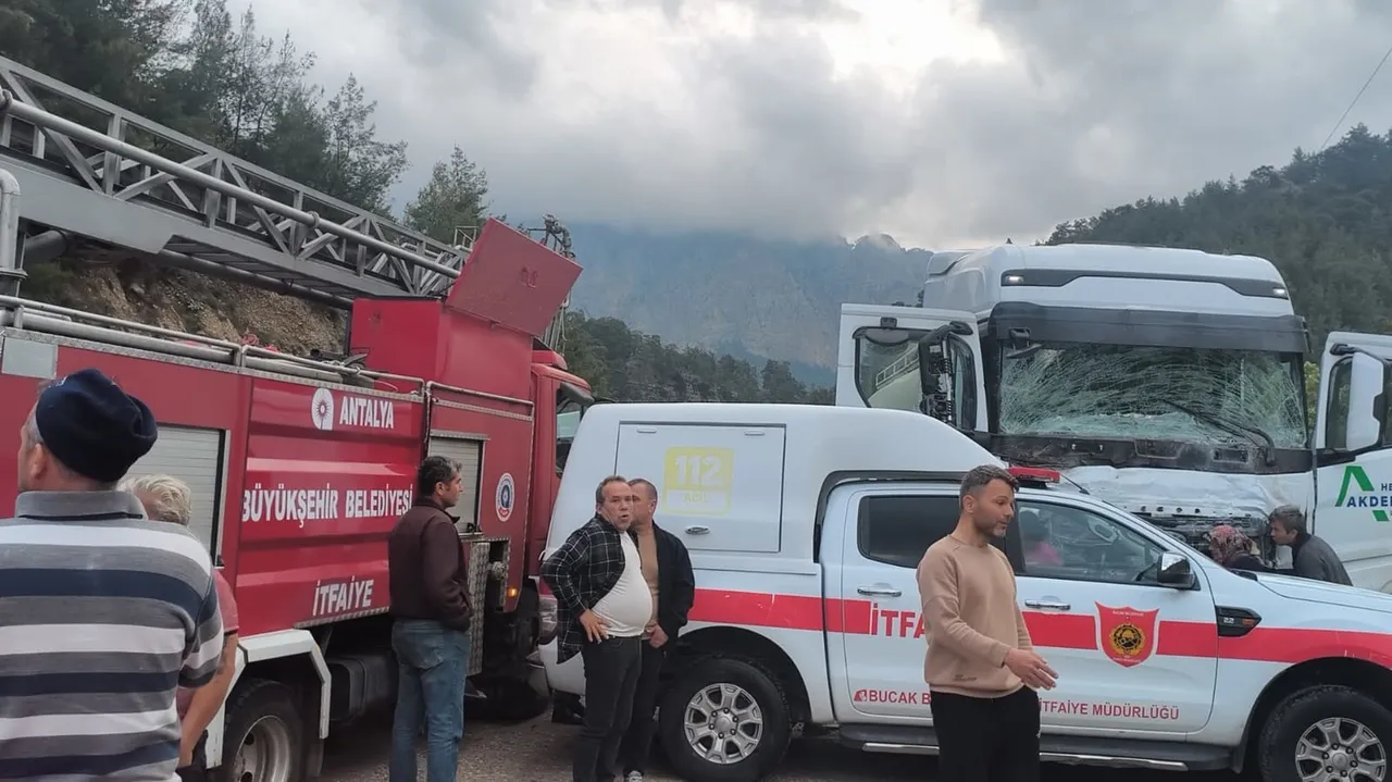 Antalya- Isparta karayolunda kaza! Çok sayıda ölü ve yaralı var