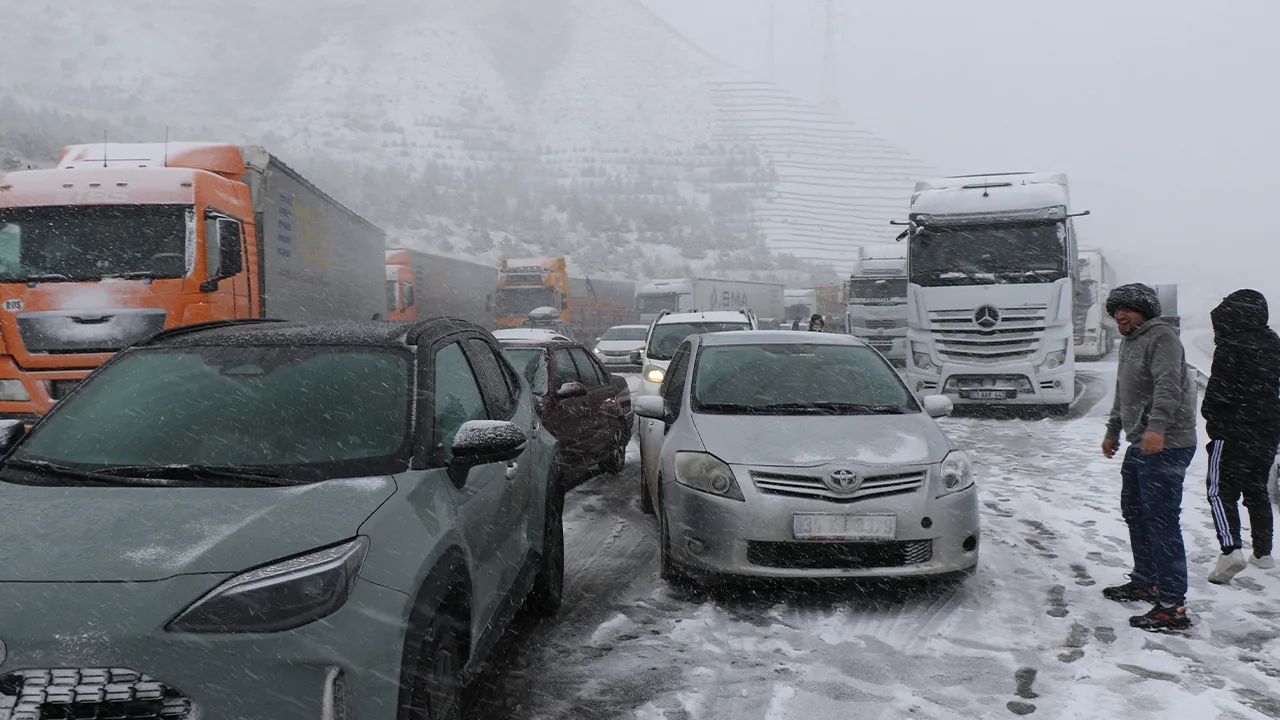 Bahar temizliği yaparken kar küremeye başladılar: Erzincan'da yollar kapandı, sürücüler mahsur kaldı