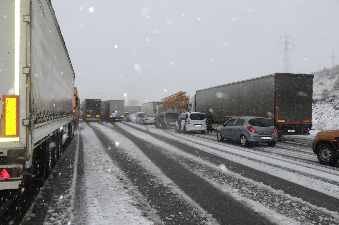 Bahar temizliği yaparken kar küremeye başladılar: Erzincan'da yollar kapandı, sürücüler mahsur kaldı