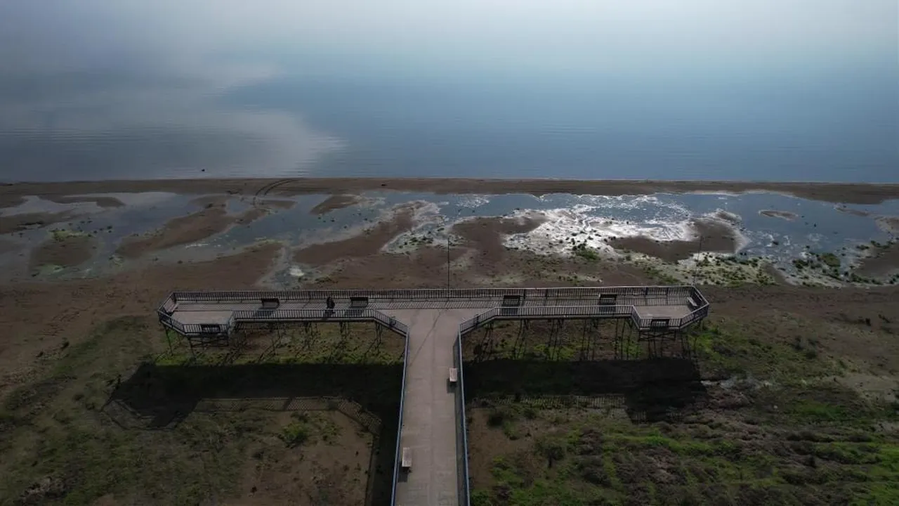 Barajlar doldu taştı, meşhur gölde sular çekildi! İskele karada kaldı