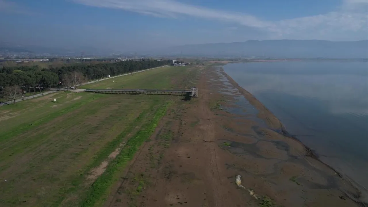 Barajlar doldu taştı, meşhur gölde sular çekildi! İskele karada kaldı