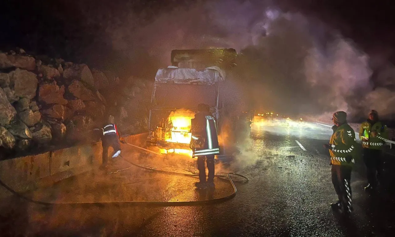 Bilecik'te seyir halindeki tır bir anda alev aldı!