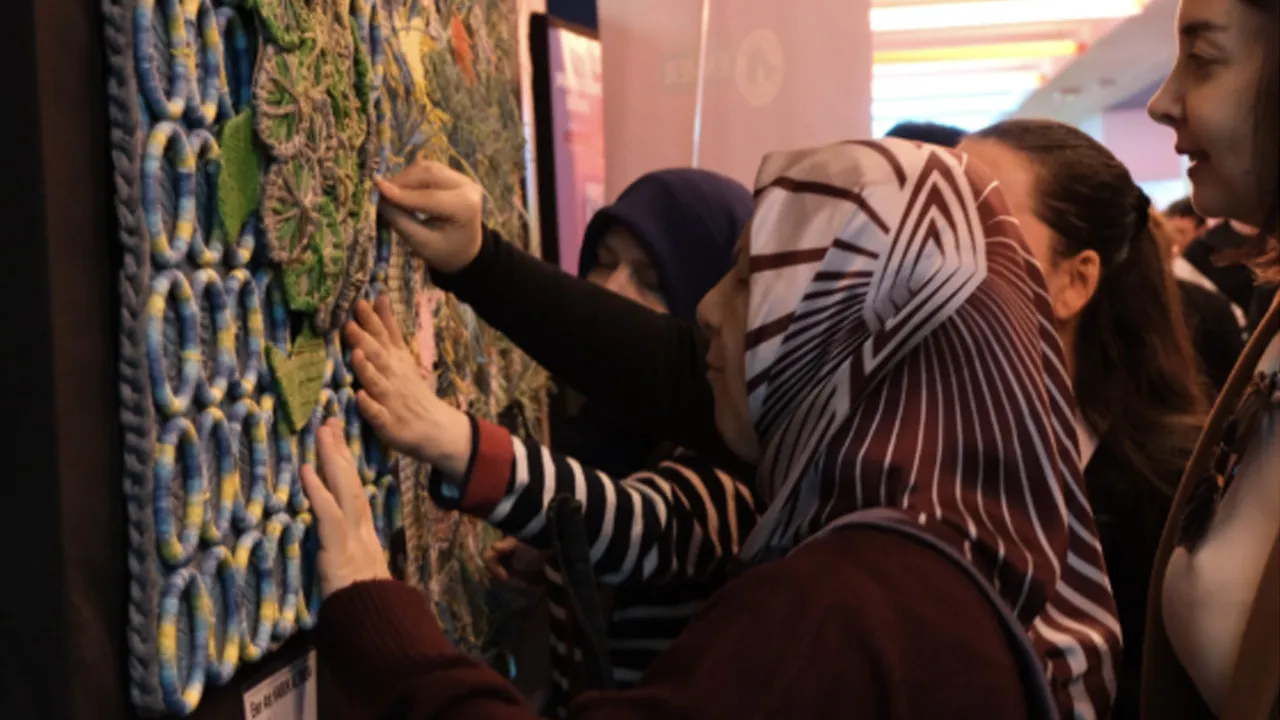 Zyaretçiler de dokunarak görmeyi deneyimledi.