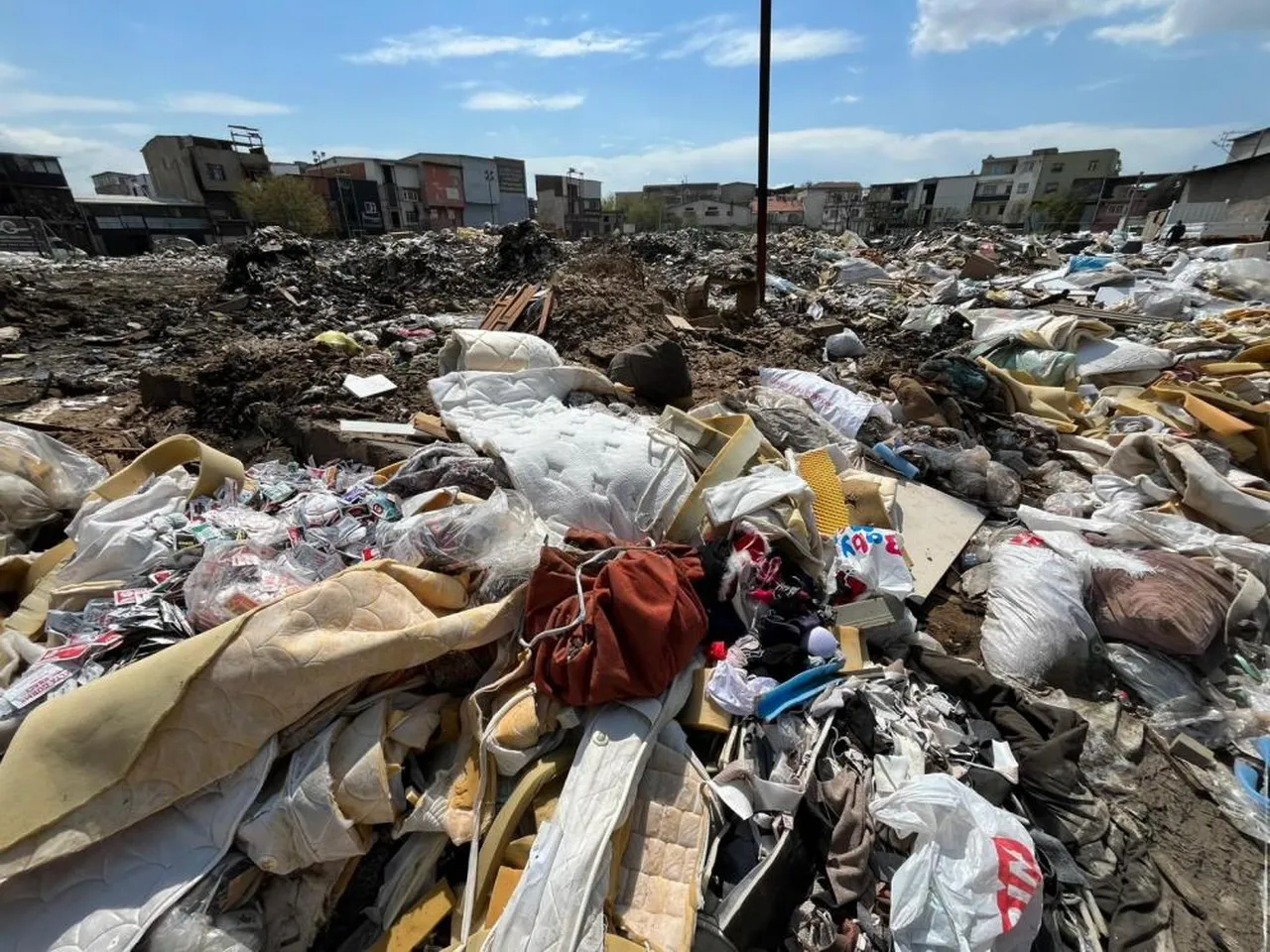 Hindistan değil İzmir Buca! Mahallenin ortasındaki arazi çöplük oldu, vatandaş isyan etti