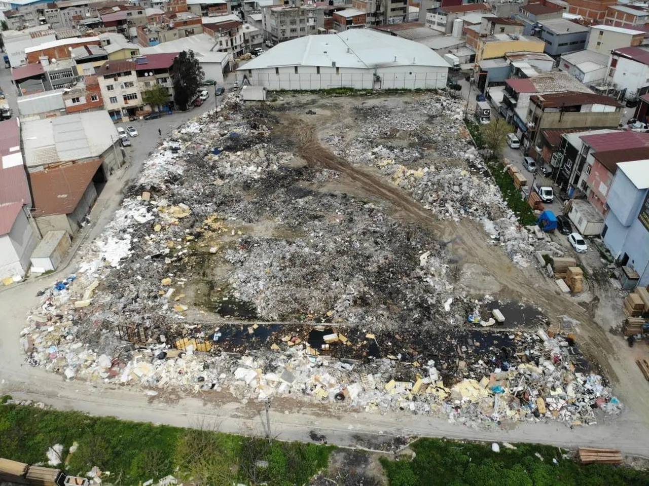 Hindistan değil İzmir Buca! Mahallenin ortasındaki arazi çöplük oldu, vatandaş isyan etti