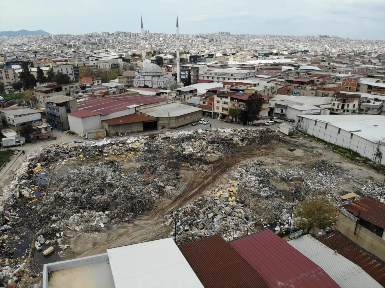 Hindistan değil İzmir Buca! Mahallenin ortasındaki arazi çöplük oldu, vatandaş isyan etti