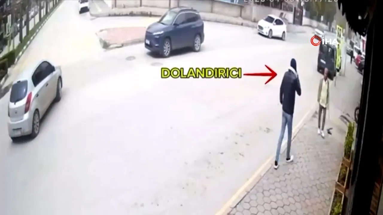 Kendisini polis diye tanıttı terlikle dolandırmaya geldi! O anlar kamerada