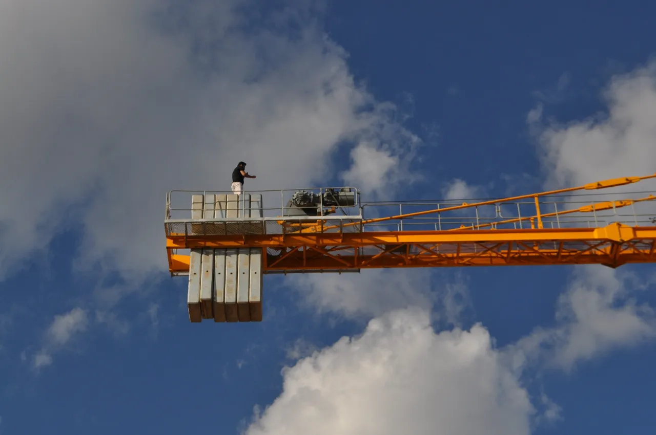 Maaşını alamayınca vincin tepesine çıktı! Banka hesabını kontrol edip aşağı indi