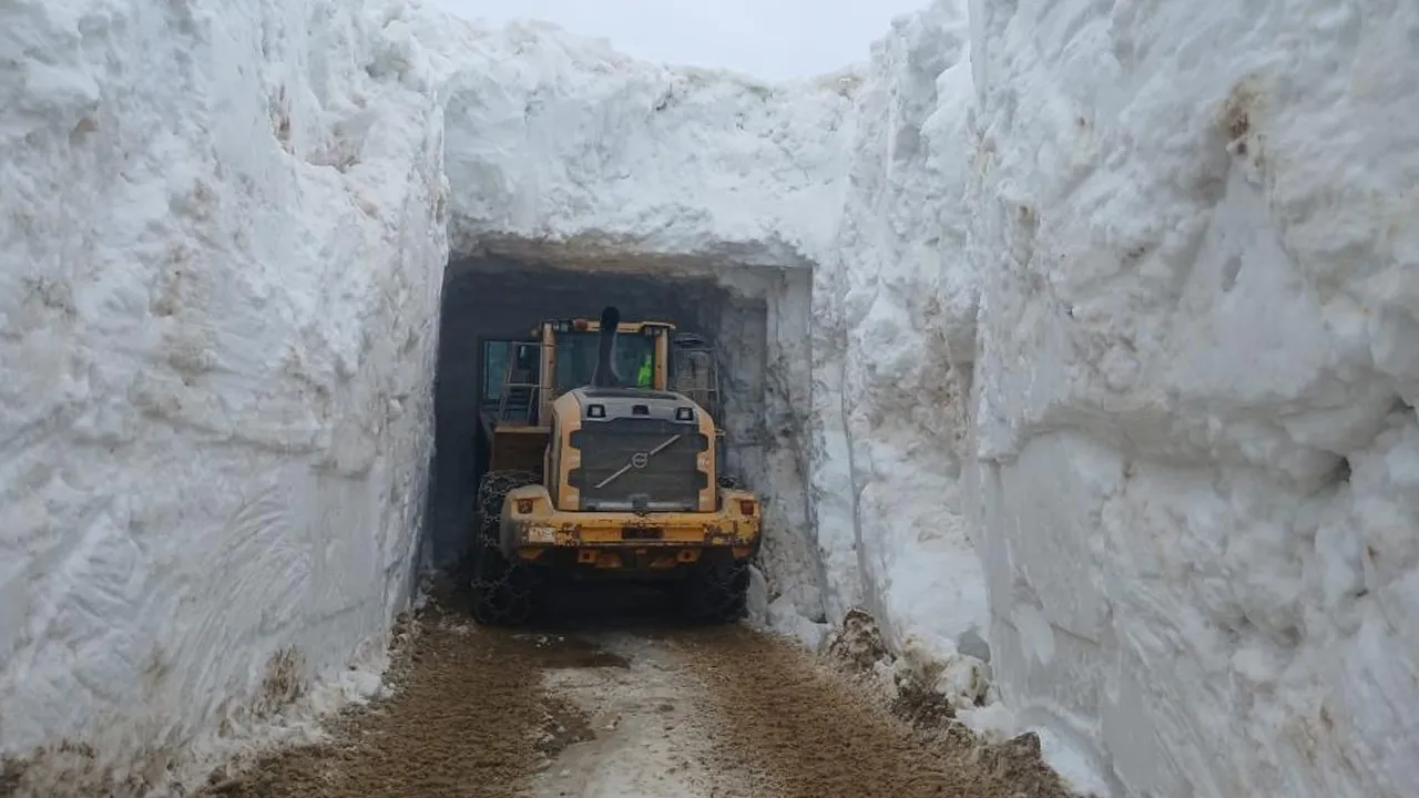 Nisanda kar boyu 6 metreyi aştı, tüneller oluştu